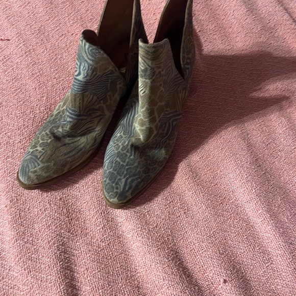 Stylish Animal Print Suede FREE PEOPLE Ankle Boots - Picture 3 of 7